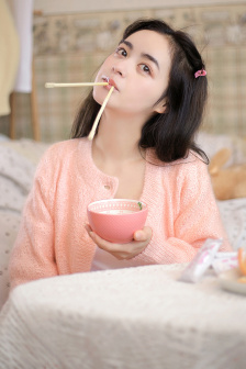 两个人一前一后地动着